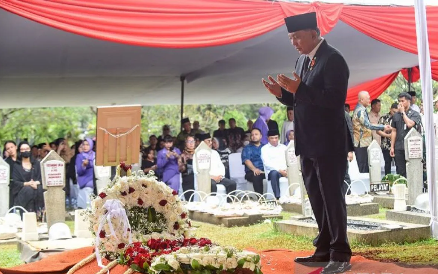 Juwono Sudarsono Dimakamkan Secara Militer di TMP Kalibata